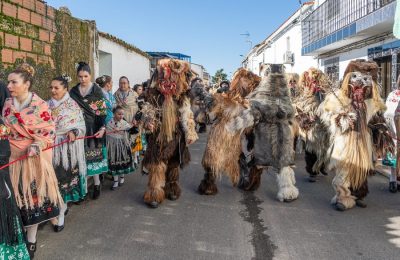 Más de 65 Carantoñas y 300 regaoras protagonizan la procesión en Acehúche