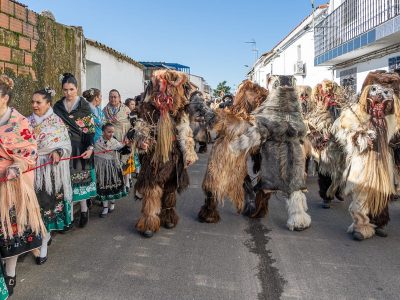 Más de 65 Carantoñas y 300 regaoras protagonizan la procesión en Acehúche