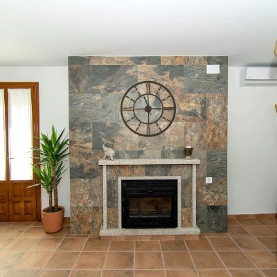 casa-rural-la-molinera-salon-chimenea-grande