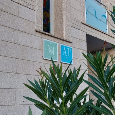 fachada con placas de turÃ­smo – Casa Morocho Apartamentos TurÃ­sticos